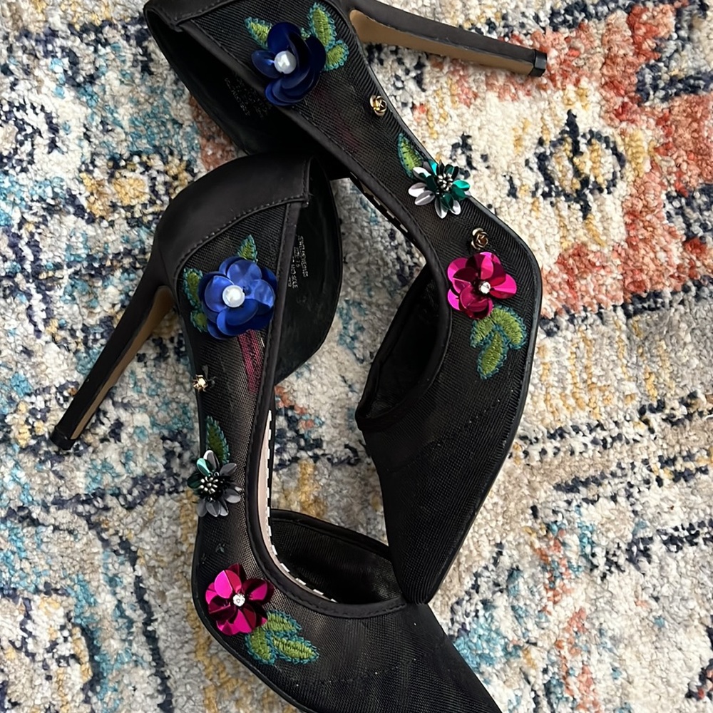 Betsey Flower Pumps